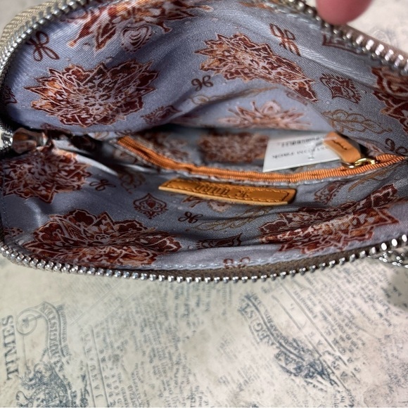 Hobo Daria Tan Leather Crossbody Clutch - Picture 4 of 12